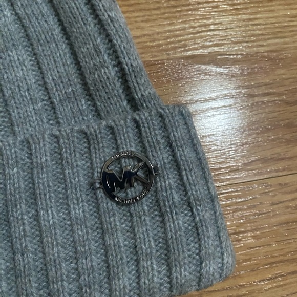 Michael Kors winter hat NWT - Picture 2 of 3